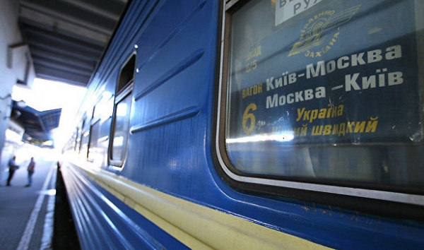 <br />
На Украине начальник поезда на ходу выкинула пассажира из состава: видео&nbsp<br />
